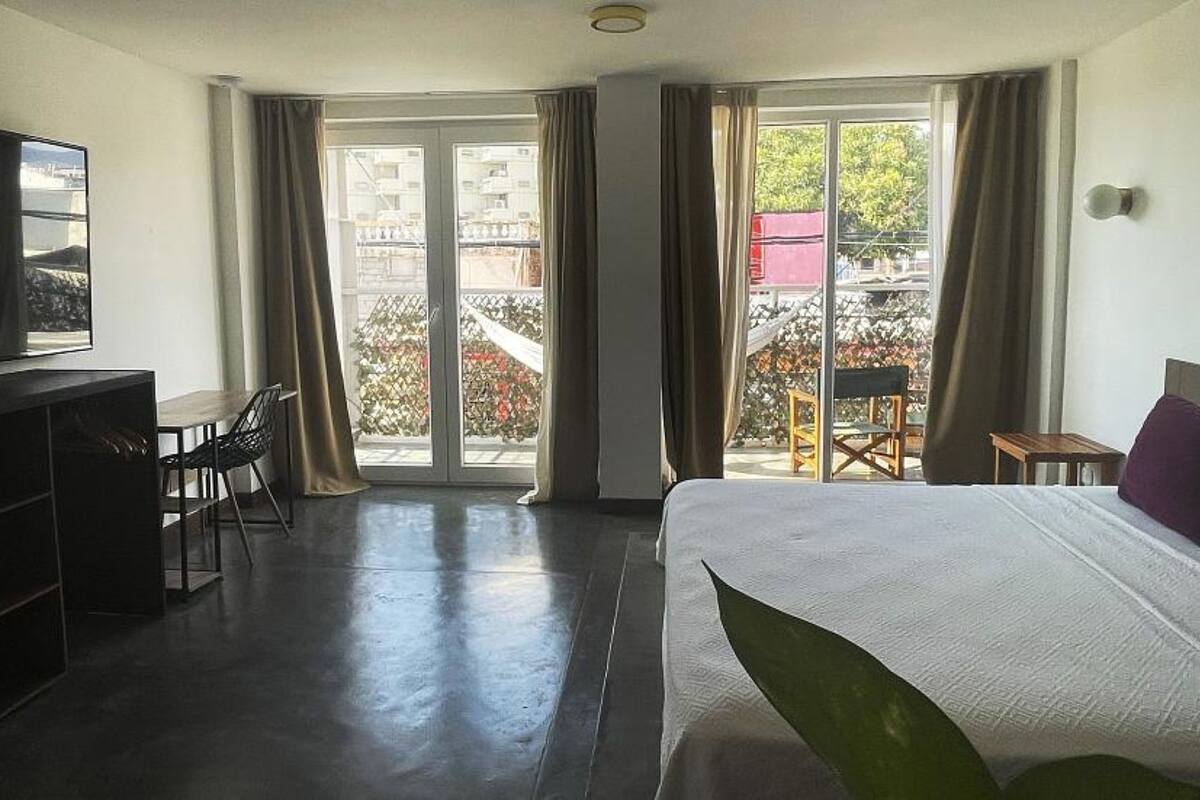 Hypo-allergenic bedding, laptop workspace, free WiFi, bed sheets