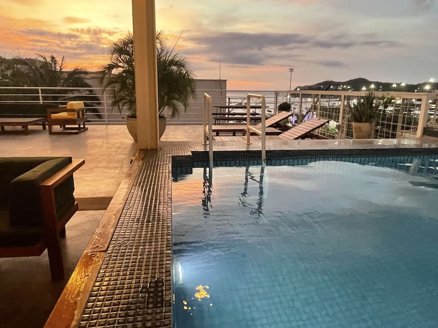 Kolam renang outdoor, dengan kursi berjemur