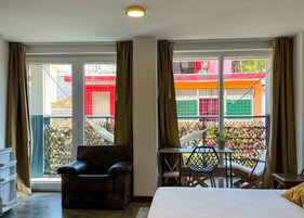 Ropa de cama hipoalergénica y espacio para trabajar con laptop 
