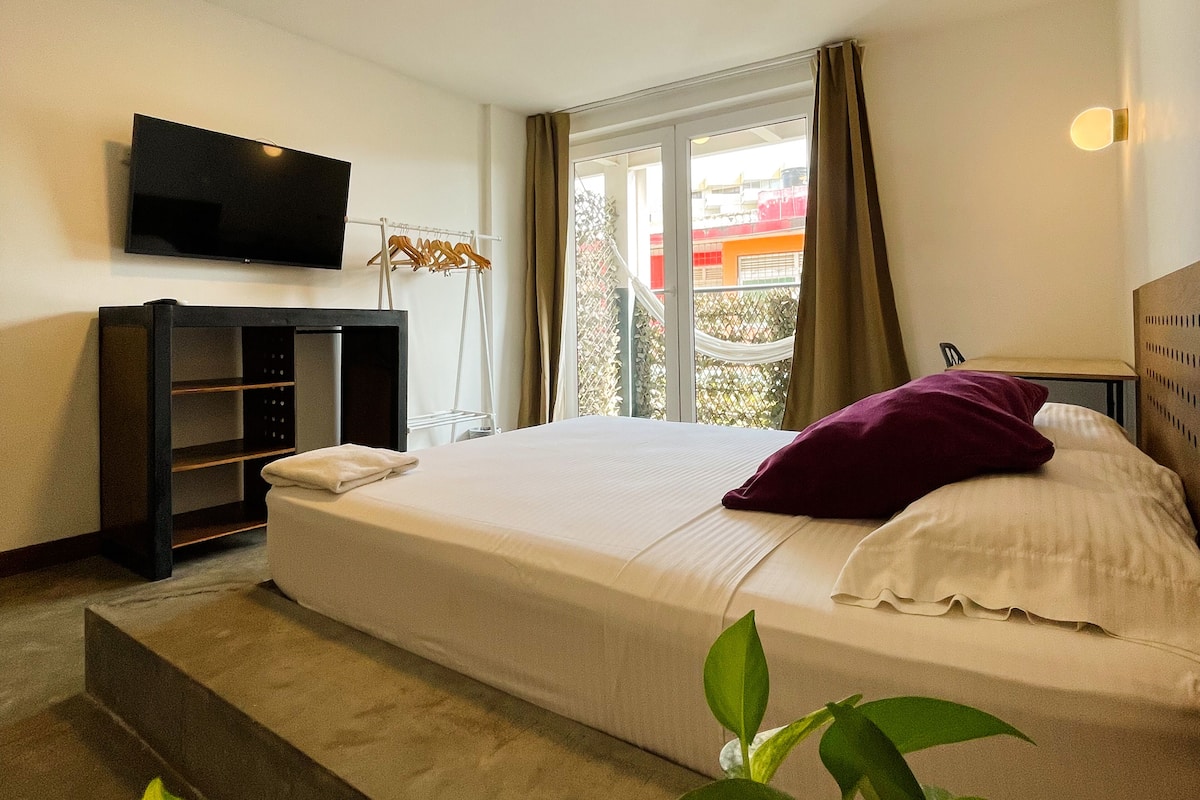 Hypo-allergenic bedding, laptop workspace, free WiFi, bed sheets