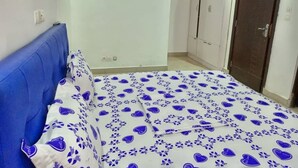 2 عدّة غرف نوم ومكواة/لوح كي وواي فاي وملاءات أسرّة