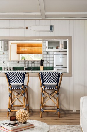 冷蔵庫、電子レンジ、オーブン、コンロ