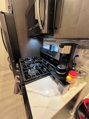 Batterie de cuisine, vaisselle et ustensiles