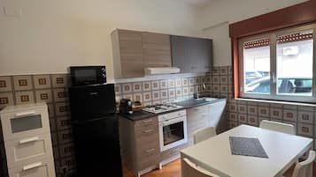 Frigorifero, microonde, forno, piano cottura