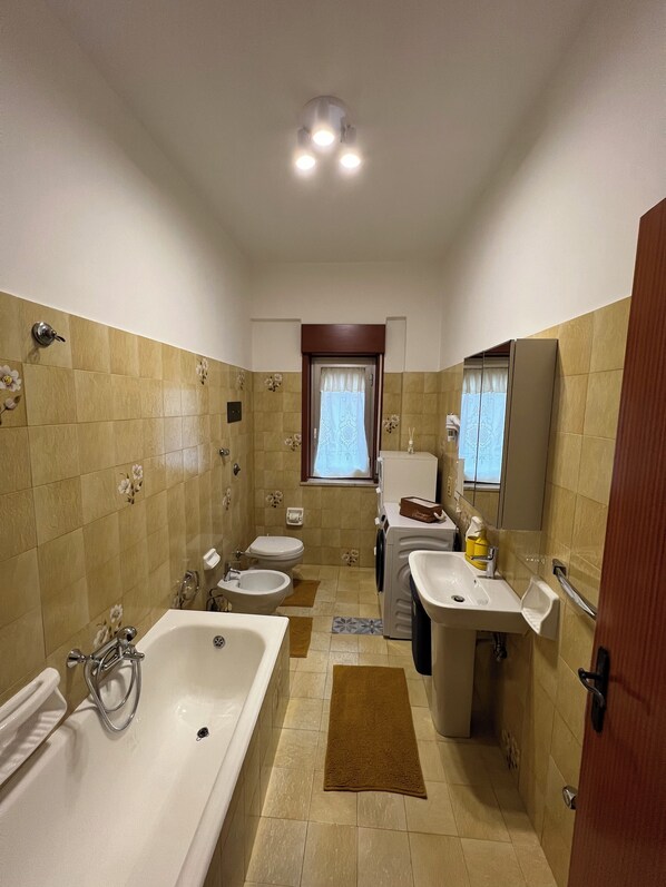 Hair dryer, bidet, towels, soap - Uncle Peppino Holiday House (Torregrotta)