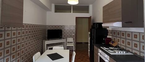 Frigorífico, microondas, horno y placa de cocina