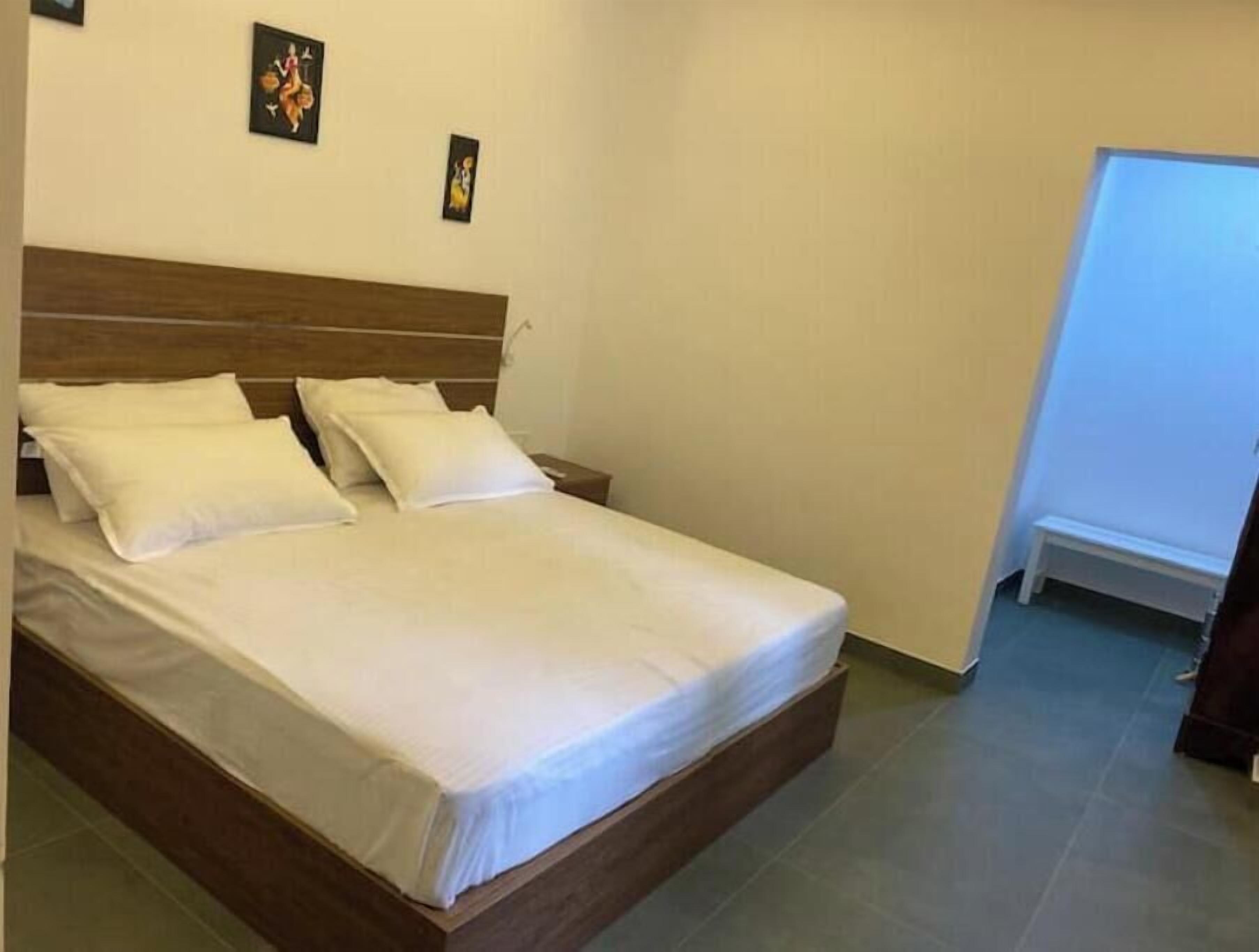 5 bedrooms, in-room safe, iron/ironing board, free WiFi