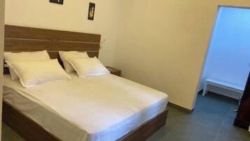 5 bedrooms, in-room safe, iron/ironing board, free WiFi