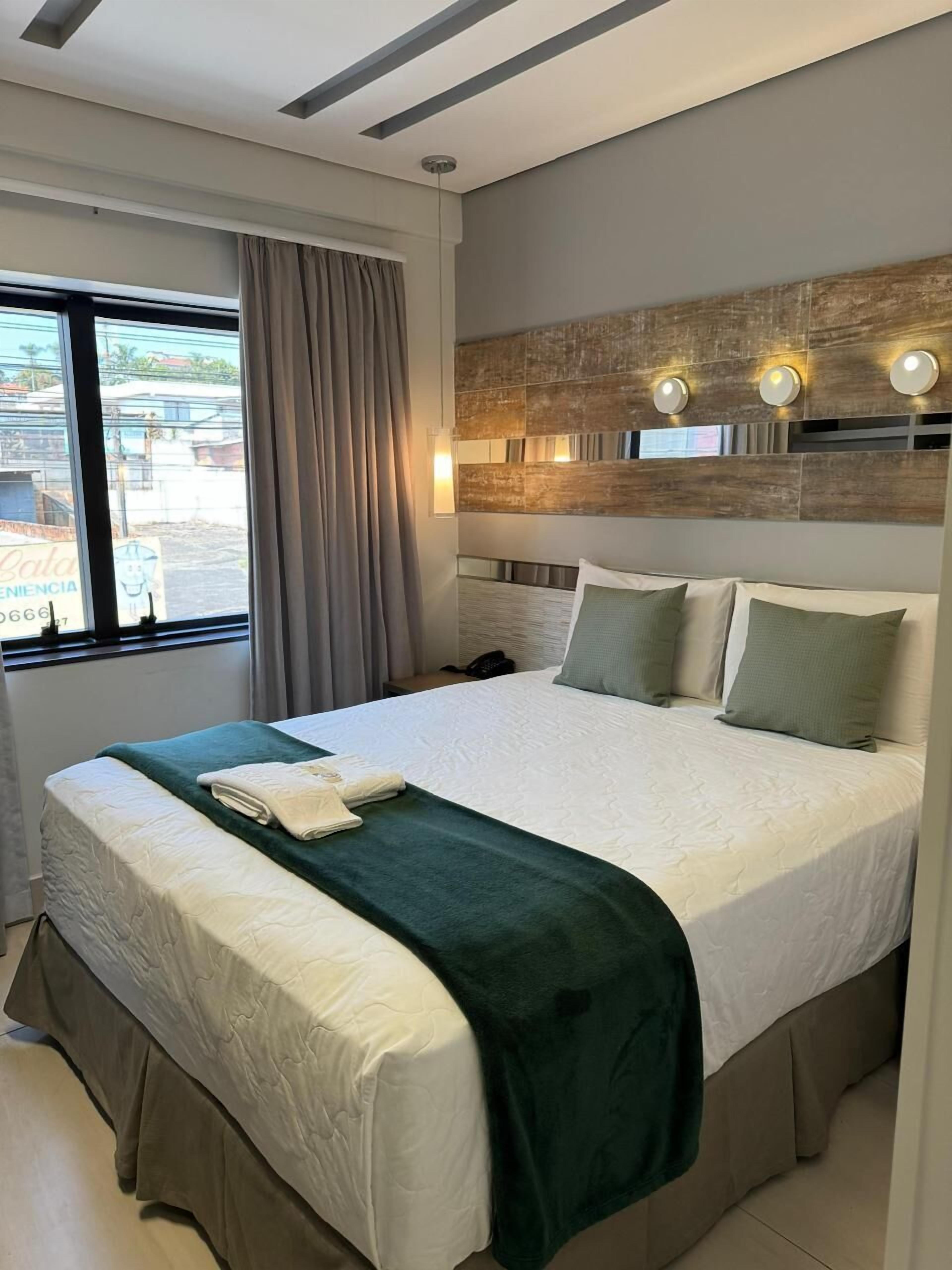 Escritorio, espacio para trabajar con laptop y wifi gratis 