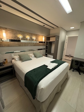 Quarto casal luxo, 1 cama Queen | Escrivaninha, espaço de trabalho para notebook, Wi-Fi de cortesia