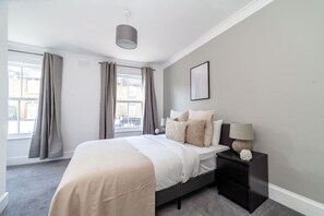 2 slaapkamers, een strijkplank/strijkijzer, gratis wifi, beddengoed