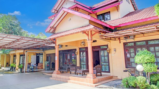 A two-story building with a covered porch and a tiled roof. - Hotel O Griya Mustika Syariah (Ngemplak)