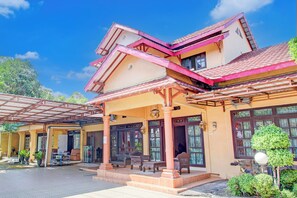 A two-story building with a covered porch and a tiled roof. - Hotel O Griya Mustika Syariah (Ngemplak)