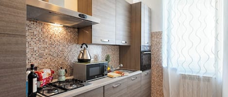 Departamento | Cocina privada | Refrigerador, microondas, horno y parrilla de estufa