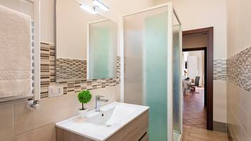 Apartamento | Banheiro | Chuveiro, produtos de toalete grátis, secador de cabelo