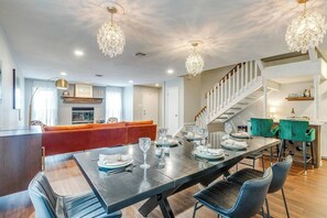 Dining - Modern Home close to Dickies! (Fort Worth)