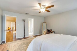 3 bedrooms, iron/ironing board, WiFi, bed sheets - Modern Home close to Dickies! (Fort Worth)
