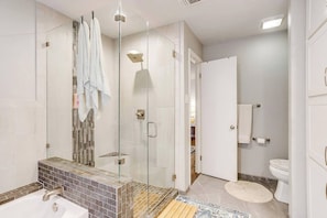 Hair dryer, towels - Modern Home close to Dickies! (Fort Worth)