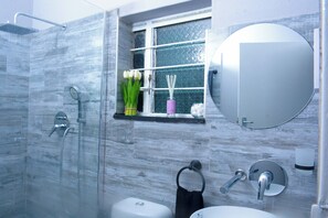 Apartment | Bathroom | Shower, free toiletries, towels, toilet paper - Gorgeous City Apartment in Harare Avenues, cbd (Harare)