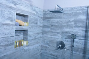 Apartment | Bathroom | Shower, free toiletries, towels, toilet paper - Gorgeous City Apartment in Harare Avenues, cbd (Harare)