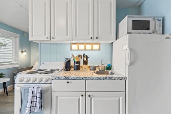 Geladeira, micro-ondas, fogão, cooktop