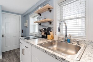 冷蔵庫、電子レンジ、コンロ、コーヒー / ティーメーカー