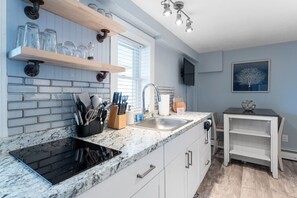 Køleskab, mikrobølgeovn, kogeplade, kaffe-/temaskine