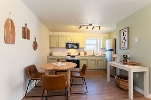 Een koelkast, een microgolfoven, een oven, een kookplaat