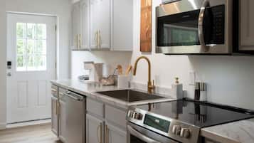 Kylskåp, mikrovågsugn, ugn och spishäll