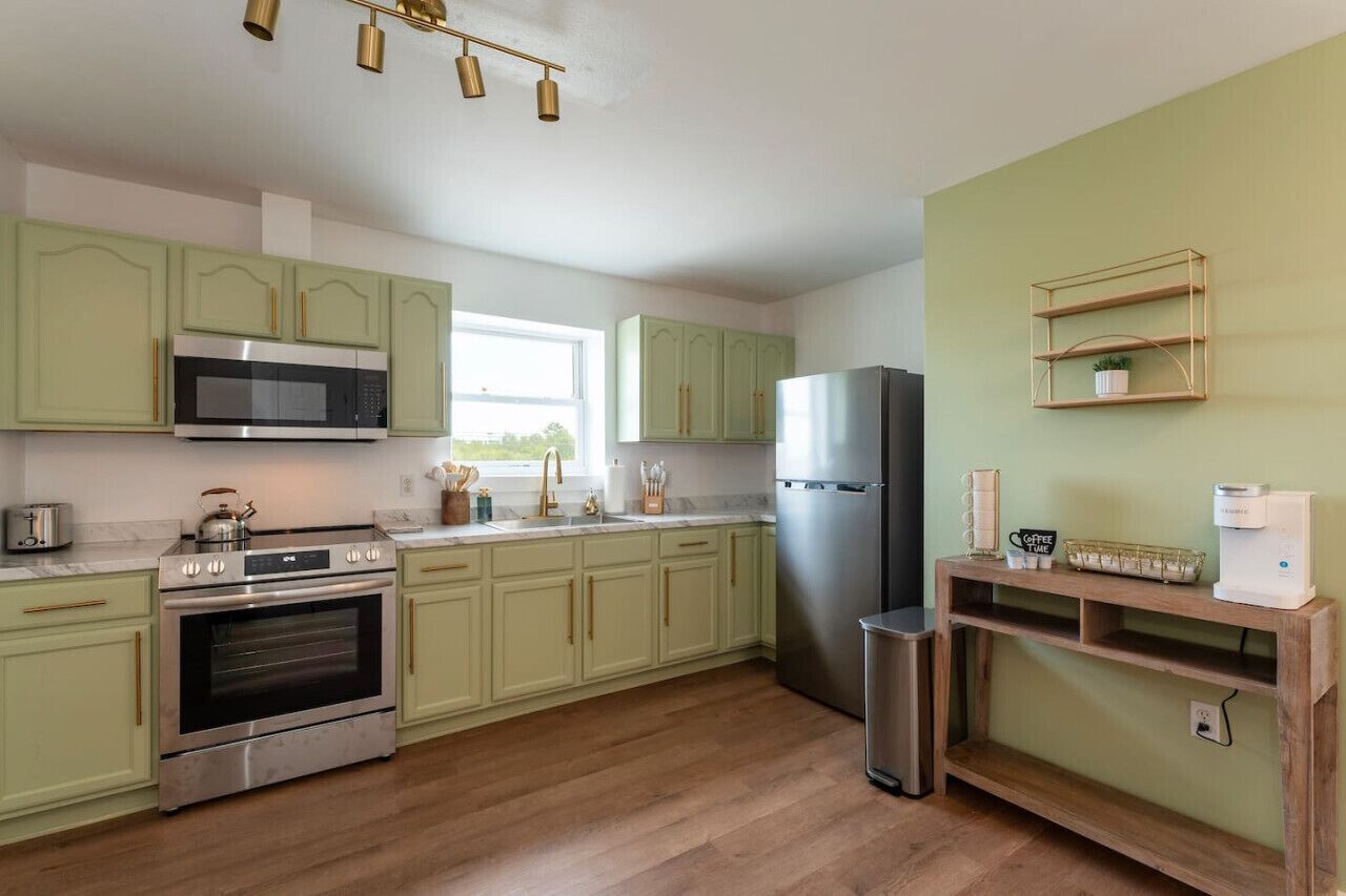 Frigorífico, microondas, horno y placa de cocina