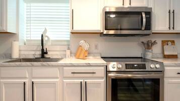 Frigorífico, microondas, horno y placa de cocina