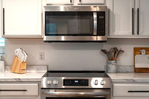 Réfrigérateur, four à micro-ondes, un four, surface de cuisson