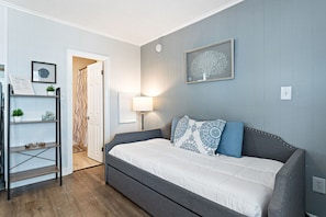 1 bedroom, iron/ironing board, free WiFi, bed sheets - King Suite Steps to the Beach (466) (Old Orchard Beach)