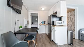 1 habitación, tabla de planchar con plancha, wifi gratis y ropa de cama