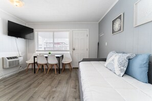 1 bedroom, iron/ironing board, free WiFi, bed sheets - Steps to Beach, Pier and Palace Playland!  (465) (Old Orchard Beach)