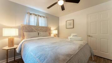 1 soverom, skrivebord, strykejern/-brett og reiseseng for barn