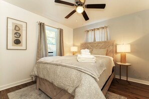 1 dormitorio, escritorio, tabla de planchar con plancha y cuna de viaje