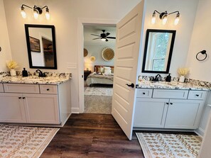 3 bedrooms, desk, iron/ironing board, WiFi - Games and vacation Home in Clemson !  (Central)