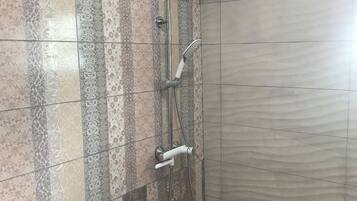 Chuveiro, sabonete, papel higiênico