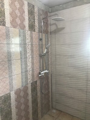 Douche, savon, papier toilette
