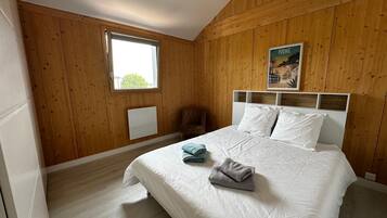 4 slaapkamers, een strijkplank/strijkijzer, gratis wifi, beddengoed