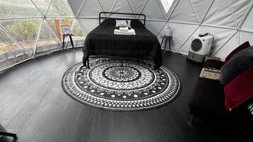 1 bedroom, bed sheets