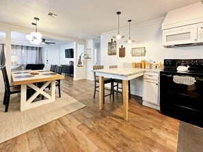 2 bedrooms - 2br-newly Renovated Full Kitchen-3 Mins Asia Dist (Oklahoma City)