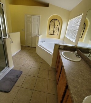 วิลล่า, หลายเตียง, ใช้สระว่ายน้ำได้, วิวสระว่ายน้ำ (8056 Indian Creek Blvd) | ห้องน้ำ | ของใช้ในห้องน้ำระดับพรีเมียม