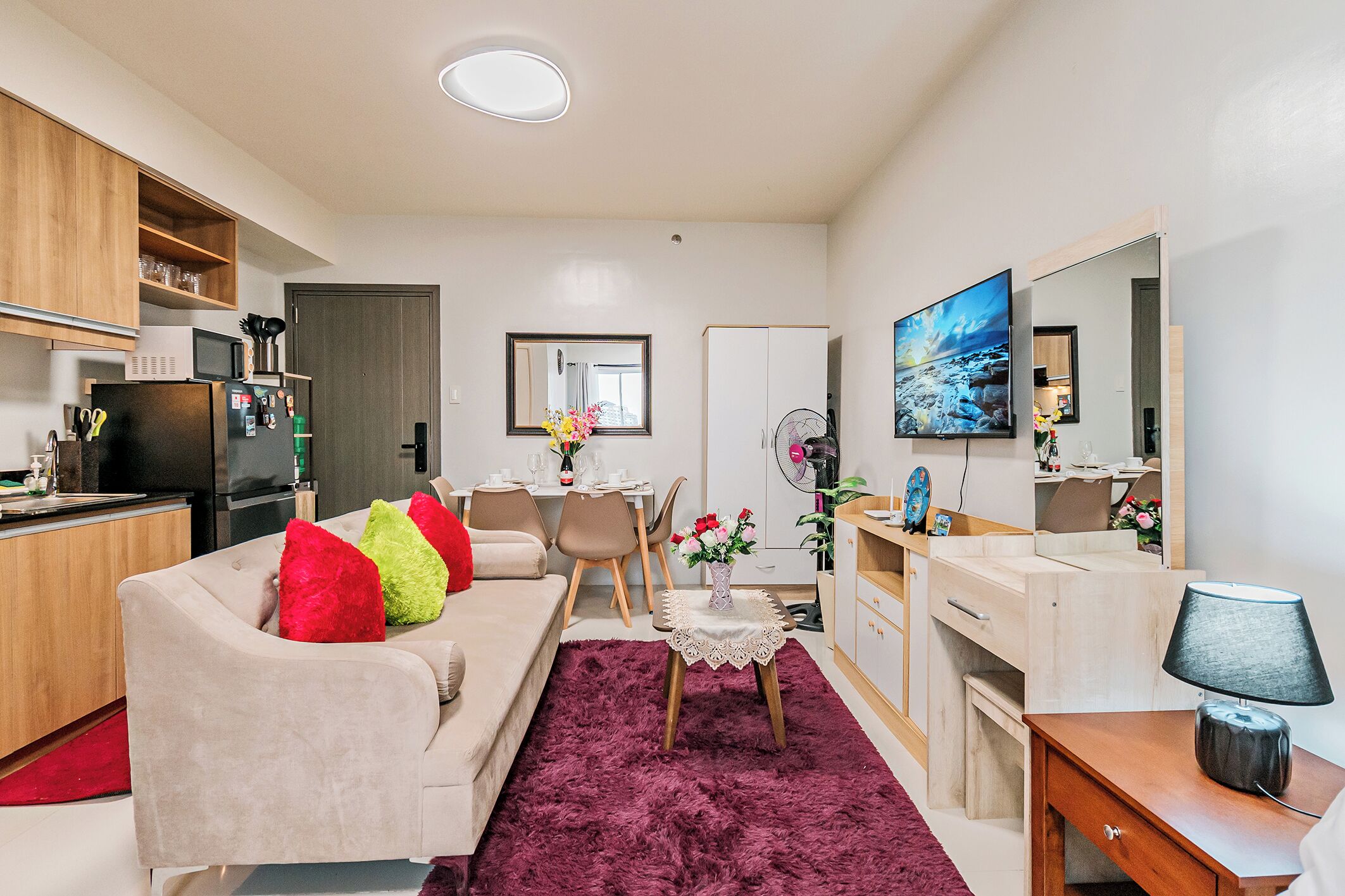 Smart TV, chimenea y libros 