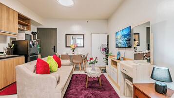 Smart TV, chimenea y libros