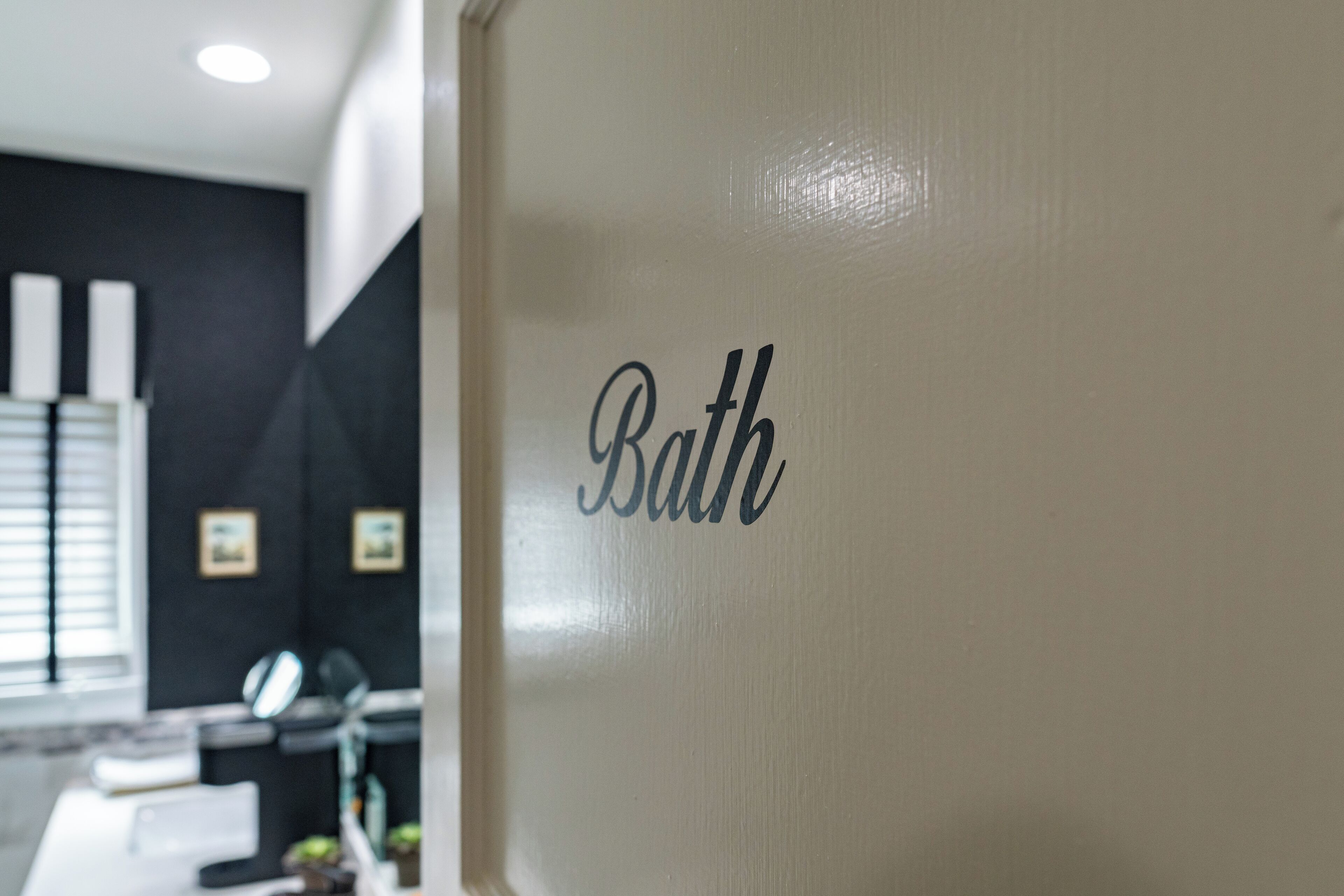 Un baño con un letrero que dice 'Bath'.