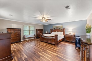 3 bedrooms, desk, iron/ironing board, travel cot