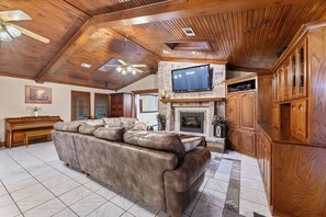 TV connectée, cheminée, jeux vidéo, baby-foot