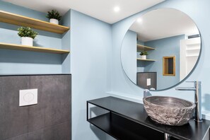 Standard Room, 1 King Bed with Sofa bed, Non Smoking | Bathroom | Shower, hair dryer, towels, soap - Parasasa Hotel Curacao (Willemstad)